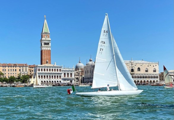Rennen in der Lagune vor Venedig